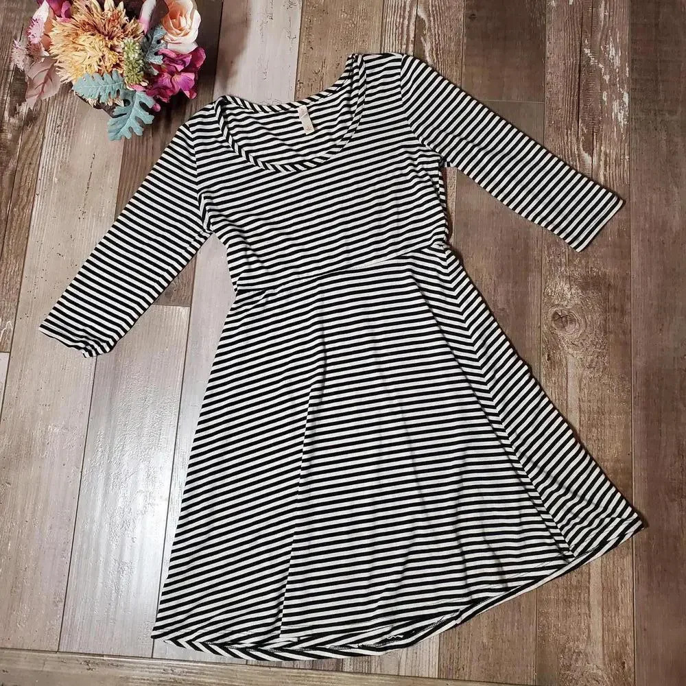 Xhilaration Black and White Striped 3/4 Sleeve Mini Dress Size Small EUC - Picture 4 of 14